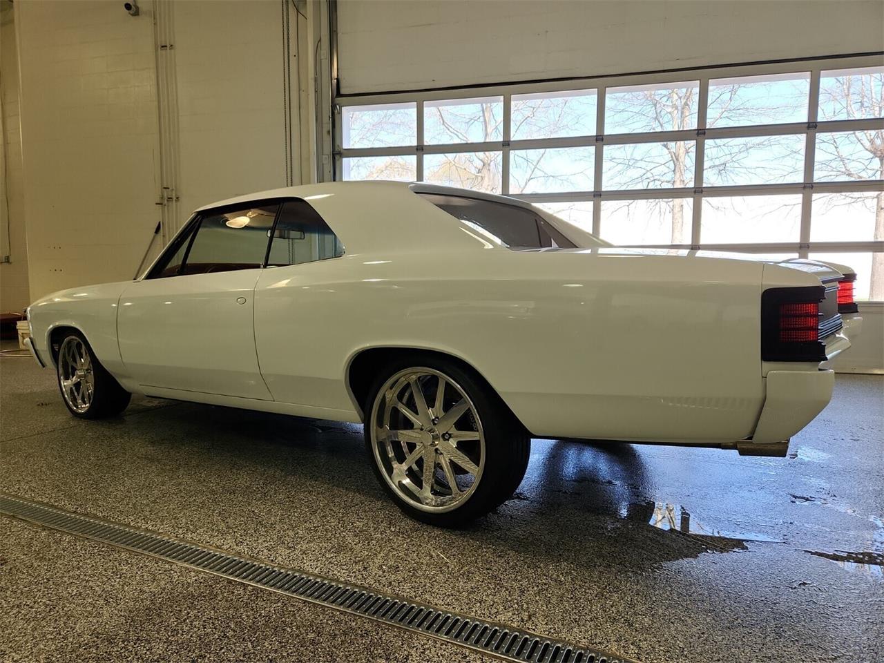 Chevrolet-Chevelle-1967-WHITE-RED-4