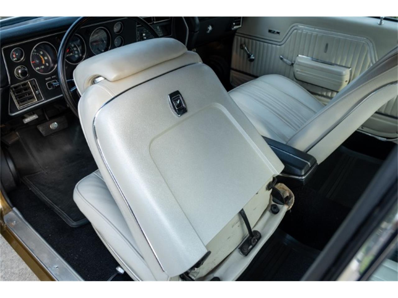 Chevrolet-Chevelle-1970-Antique-Gold-White-59