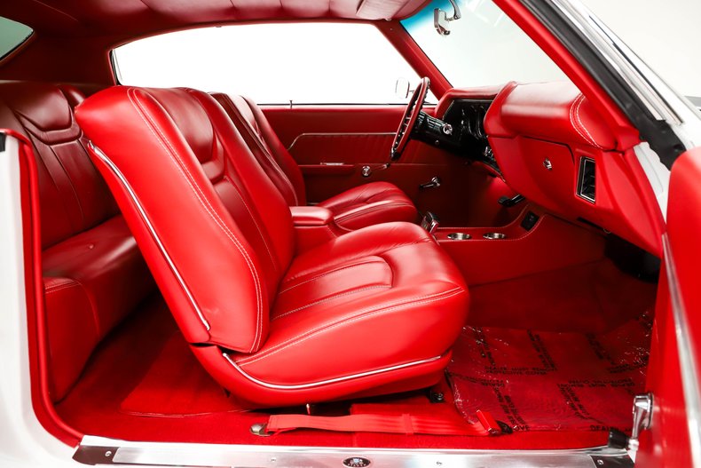 Chevrolet-Chevelle-1970-Classic-White-Red-Leather-2