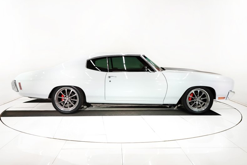 Chevrolet-Chevelle-1970-Classic-White-Red-Leather-22