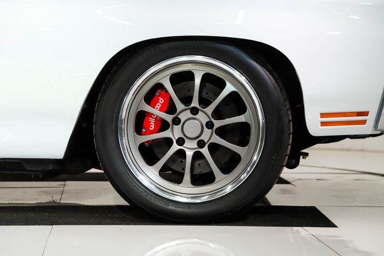 Chevrolet-Chevelle-1970-Classic-White-Red-Leather-3