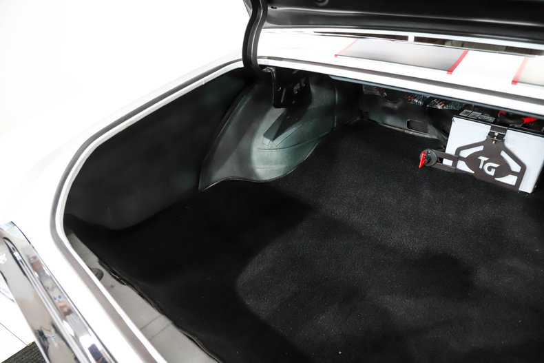 Chevrolet-Chevelle-1970-Classic-White-Red-Leather-9