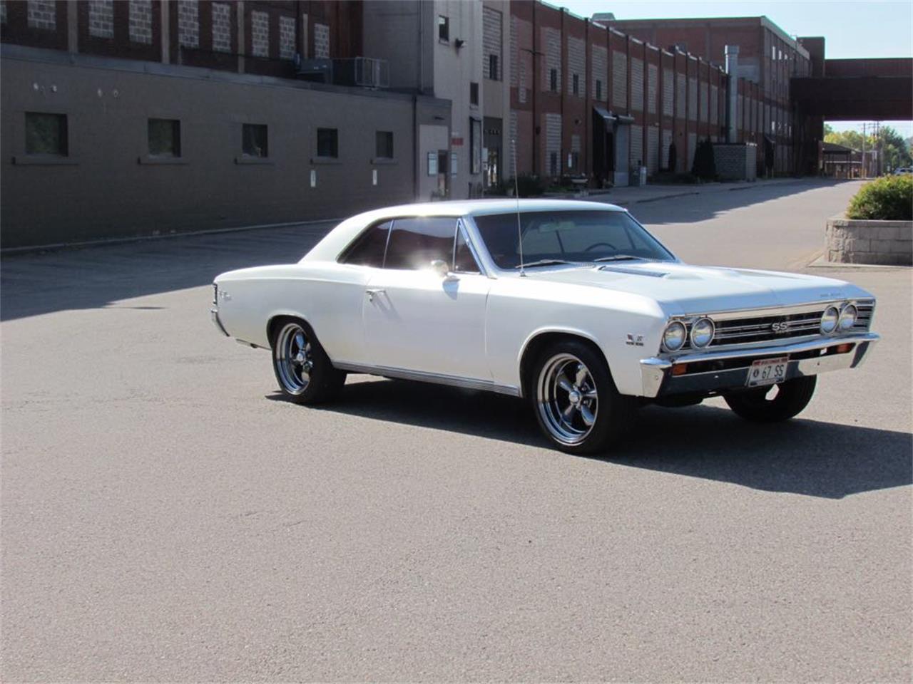 Chevrolet-Chevelle-ss-1967-Metallic-Pearl-White-Black-17
