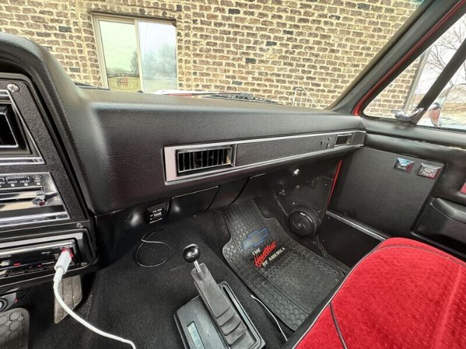 Chevrolet-Ck-1984-Red-Black-3