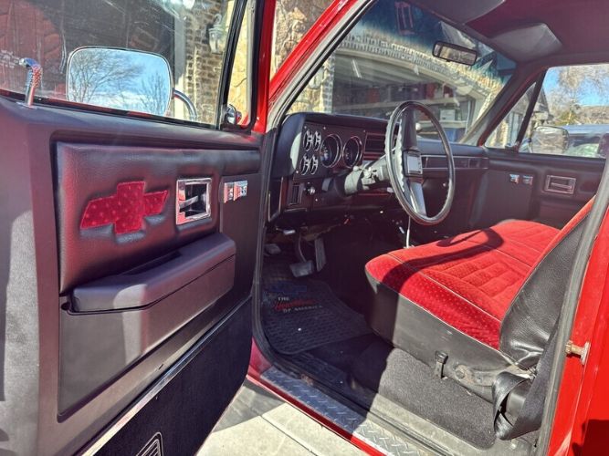 Chevrolet-Ck-1984-Red-Black-5