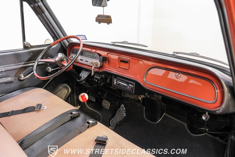 Chevrolet-Corvair-1962-Mango-Tango-Black-Houndstooth-25