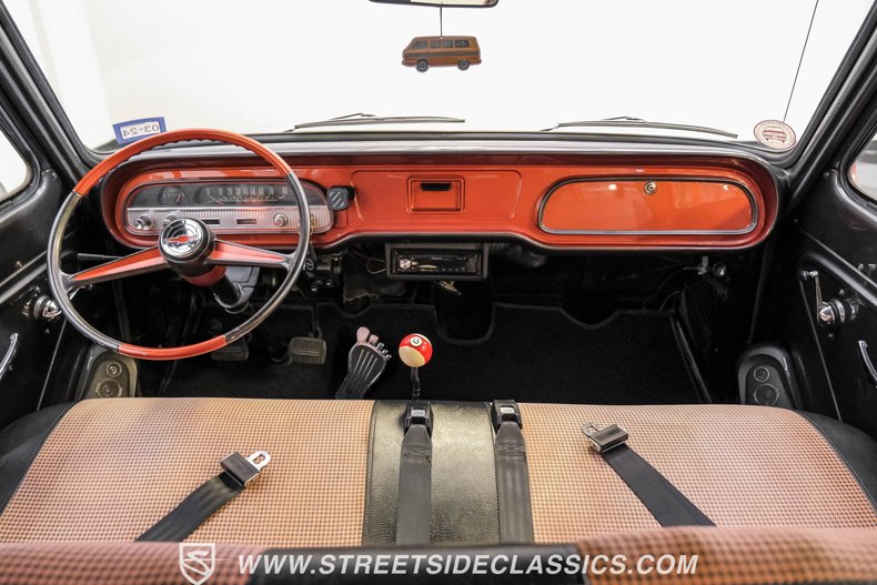 Chevrolet-Corvair-1962-Mango-Tango-Black-Houndstooth-26