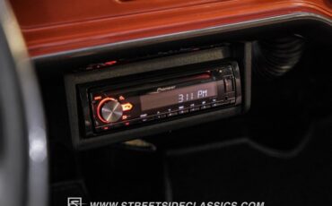 Chevrolet-Corvair-1962-Mango-Tango-Black-Houndstooth-38