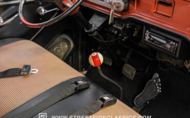Chevrolet-Corvair-1962-Mango-Tango-Black-Houndstooth-39