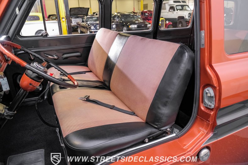 Chevrolet-Corvair-1962-Mango-Tango-Black-Houndstooth-42