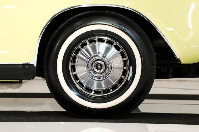 Chevrolet-Corvair-1964-Goldwood-Yellow-Black-14