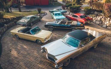 Chevrolet-Corvair-1964-Goldwood-Yellow-Black-2