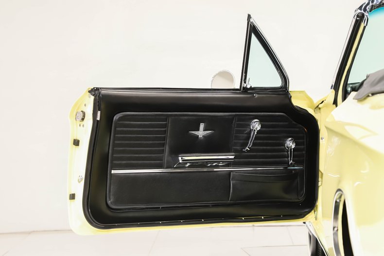 Chevrolet-Corvair-1964-Goldwood-Yellow-Black-26