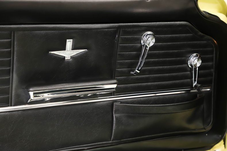 Chevrolet-Corvair-1964-Goldwood-Yellow-Black-27