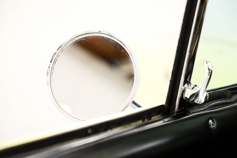 Chevrolet-Corvair-1964-Goldwood-Yellow-Black-28