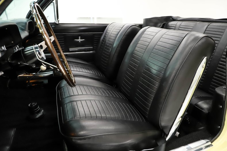 Chevrolet-Corvair-1964-Goldwood-Yellow-Black-30