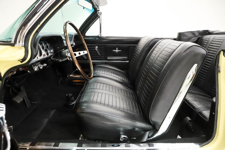 Chevrolet-Corvair-1964-Goldwood-Yellow-Black-41