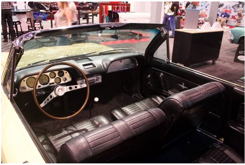 Chevrolet-Corvair-1964-Goldwood-Yellow-Black-45