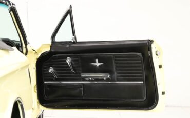 Chevrolet-Corvair-1964-Goldwood-Yellow-Black-46