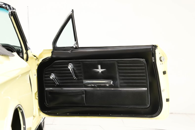 Chevrolet-Corvair-1964-Goldwood-Yellow-Black-46