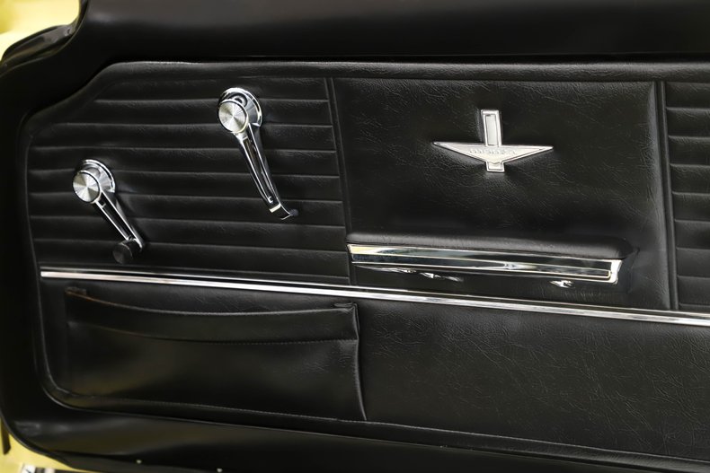 Chevrolet-Corvair-1964-Goldwood-Yellow-Black-47