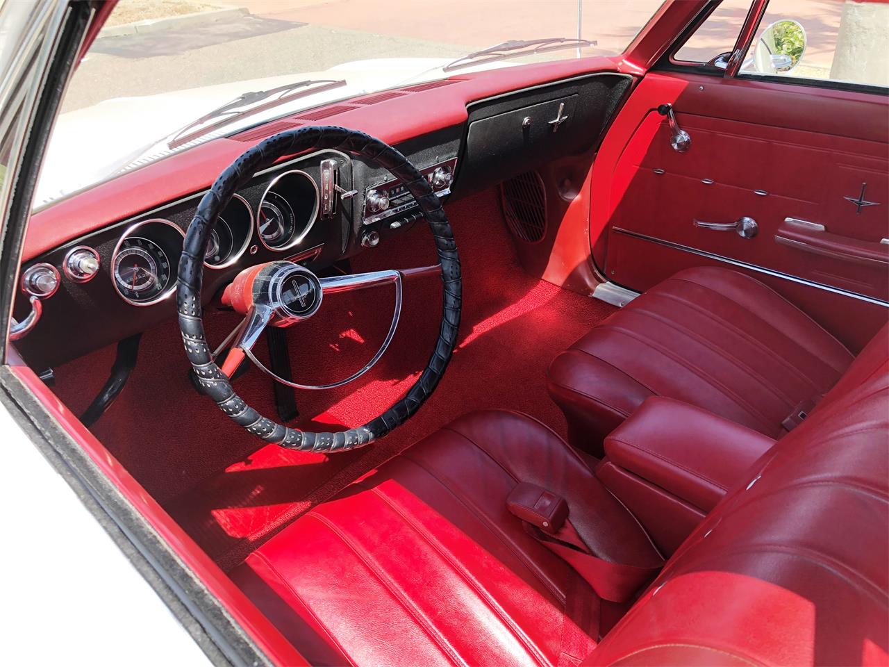 Chevrolet-Corvair-1966-White-Red-10