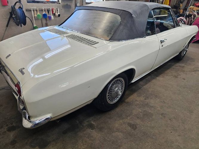Chevrolet-Corvair-1967-WhiteBlack-Top-Blue-15