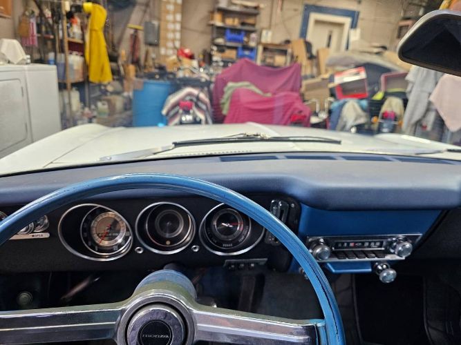 Chevrolet-Corvair-1967-WhiteBlack-Top-Blue-3