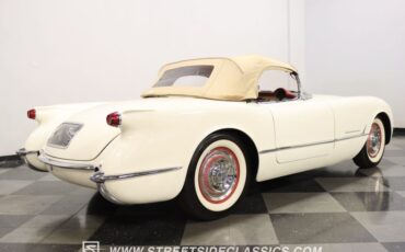 Chevrolet-Corvette-1954-Polo-White-Red-12