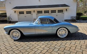 Chevrolet-Corvette-1957-Seafoam-Blue-Cream-2