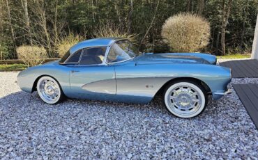 Chevrolet-Corvette-1957-Seafoam-Blue-Cream-25