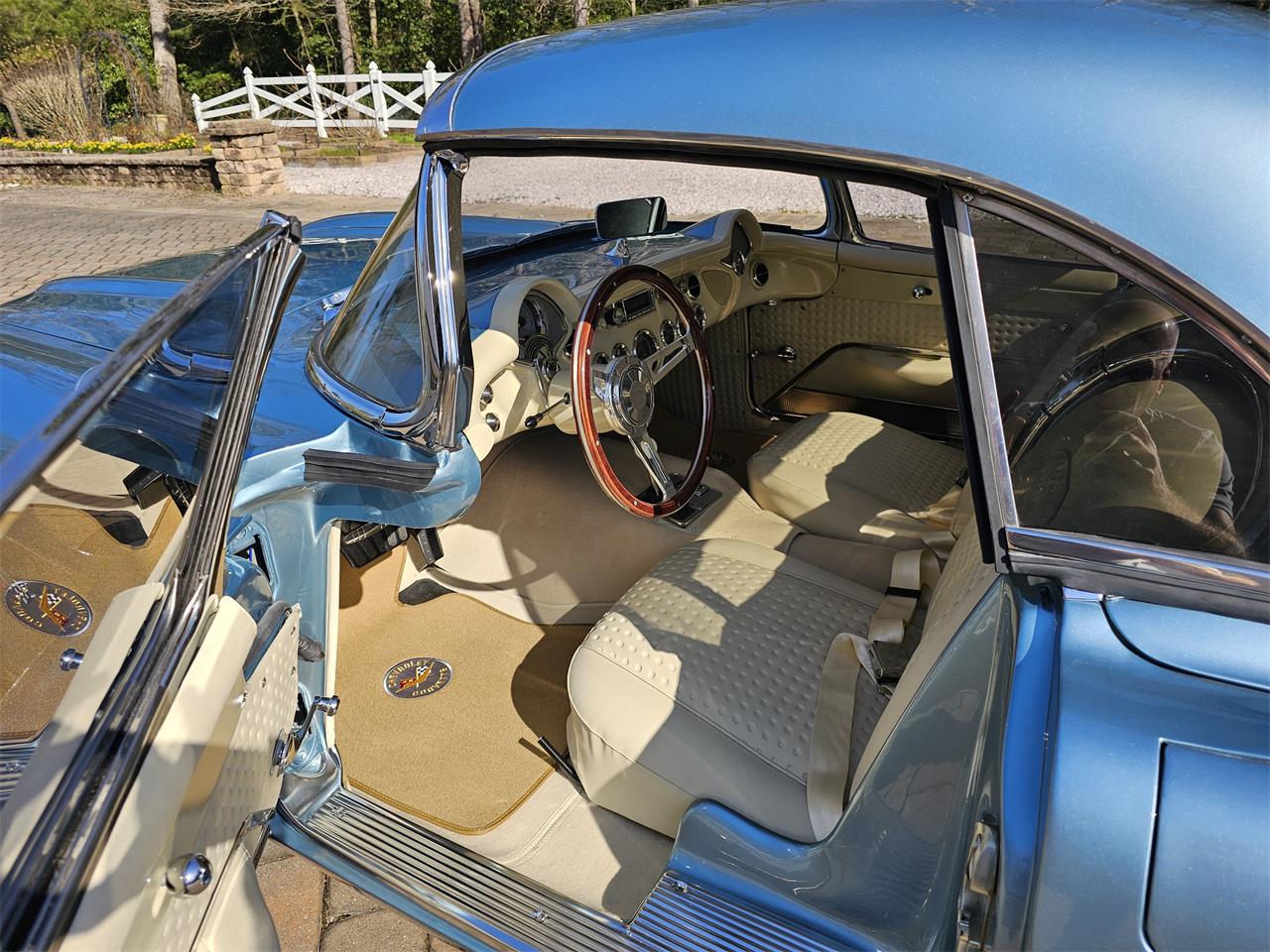 Chevrolet-Corvette-1957-Seafoam-Blue-Cream-31