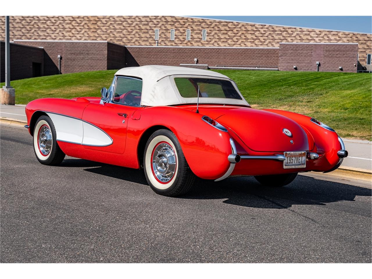 Chevrolet-Corvette-1957-Venetian-Red-Polo-White-Red-1
