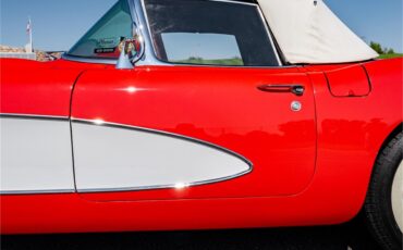 Chevrolet-Corvette-1957-Venetian-Red-Polo-White-Red-100
