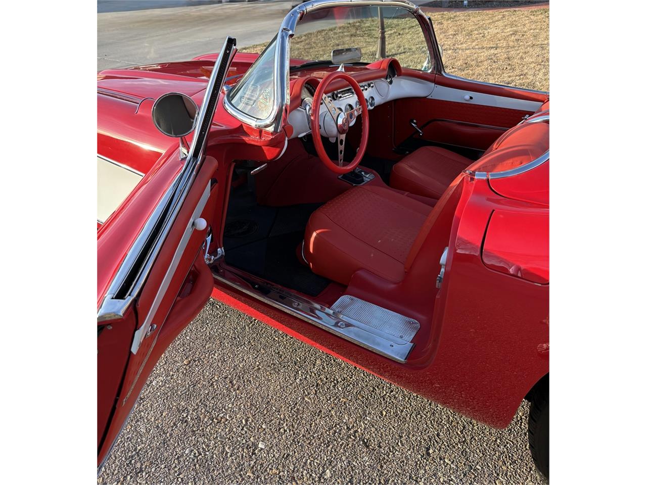 Chevrolet-Corvette-1957-Venetian-Red-Polo-White-Red-12