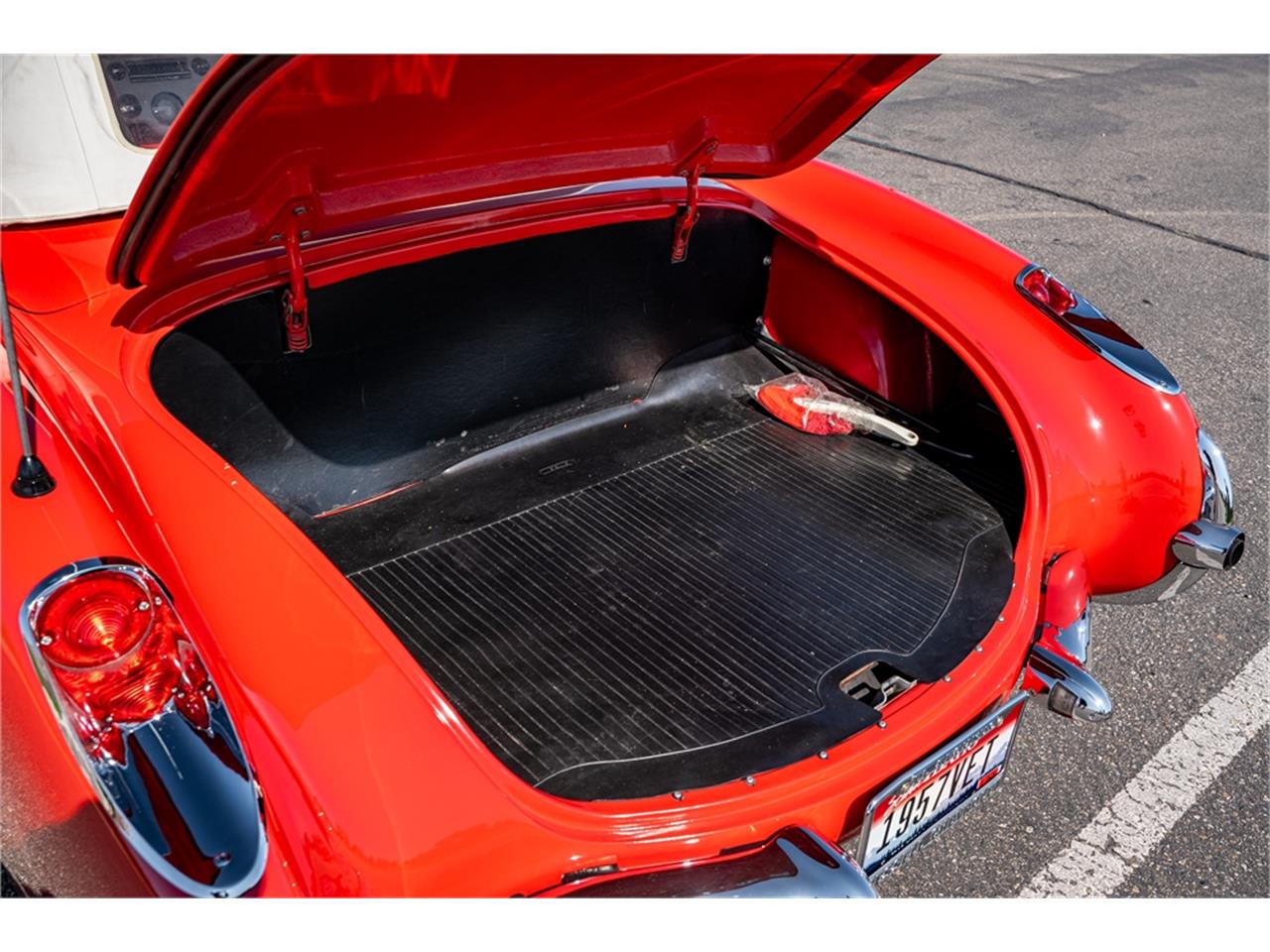 Chevrolet-Corvette-1957-Venetian-Red-Polo-White-Red-14