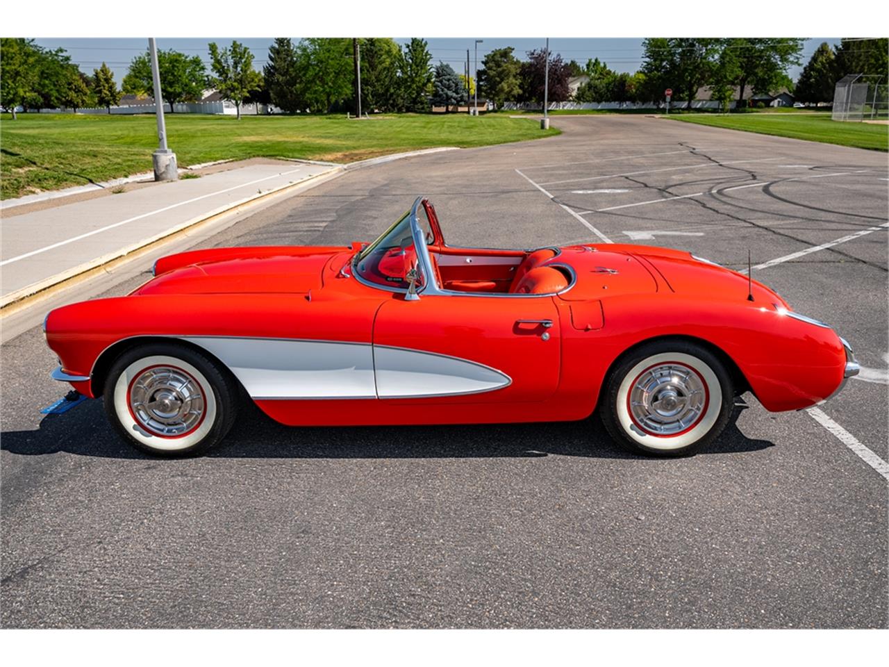 Chevrolet-Corvette-1957-Venetian-Red-Polo-White-Red-2