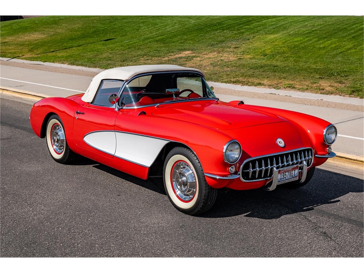 Chevrolet-Corvette-1957-Venetian-Red-Polo-White-Red-22