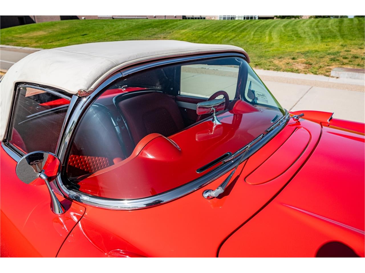 Chevrolet-Corvette-1957-Venetian-Red-Polo-White-Red-24