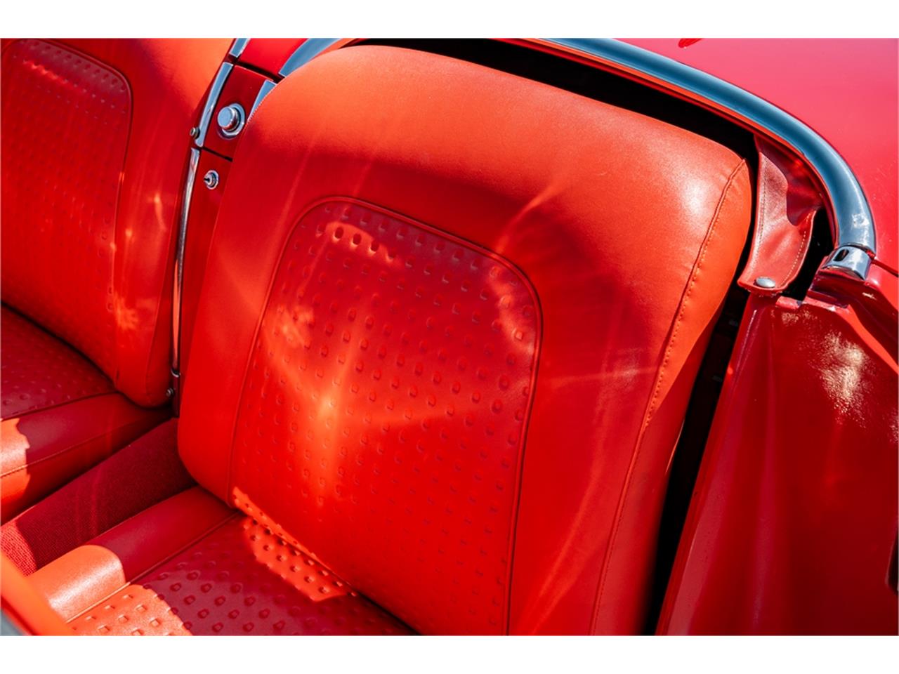 Chevrolet-Corvette-1957-Venetian-Red-Polo-White-Red-25