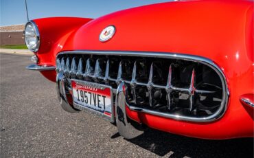 Chevrolet-Corvette-1957-Venetian-Red-Polo-White-Red-3