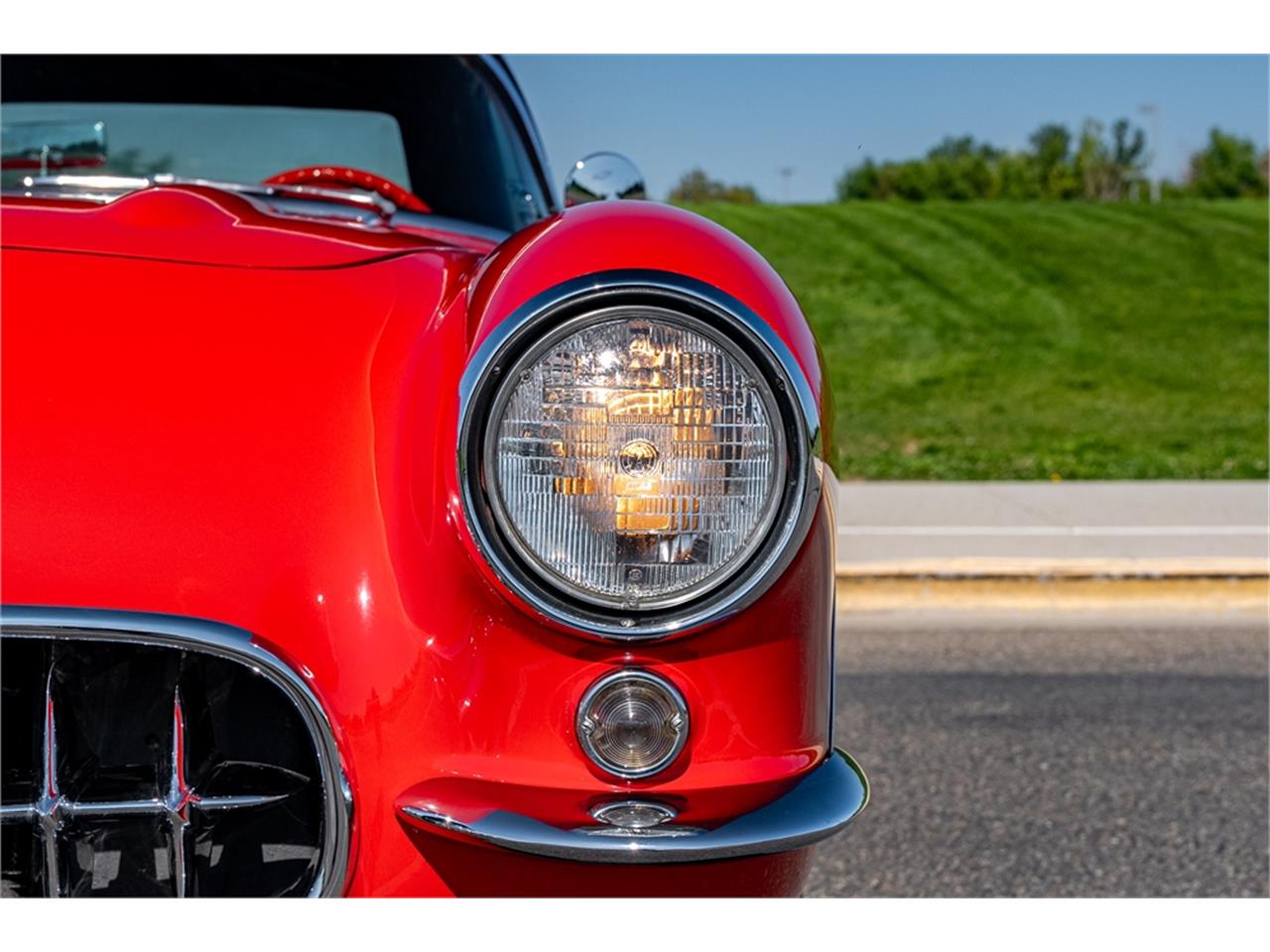 Chevrolet-Corvette-1957-Venetian-Red-Polo-White-Red-30