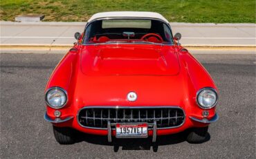 Chevrolet-Corvette-1957-Venetian-Red-Polo-White-Red-37