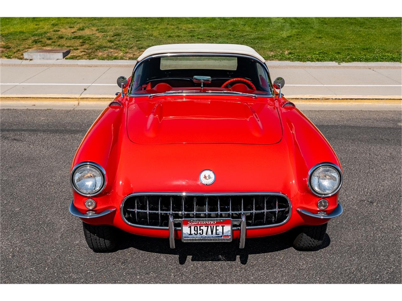 Chevrolet-Corvette-1957-Venetian-Red-Polo-White-Red-37