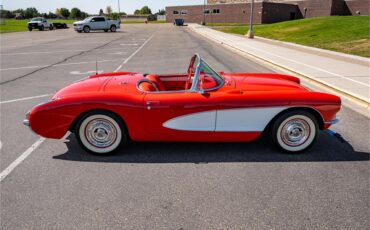 Chevrolet-Corvette-1957-Venetian-Red-Polo-White-Red-38
