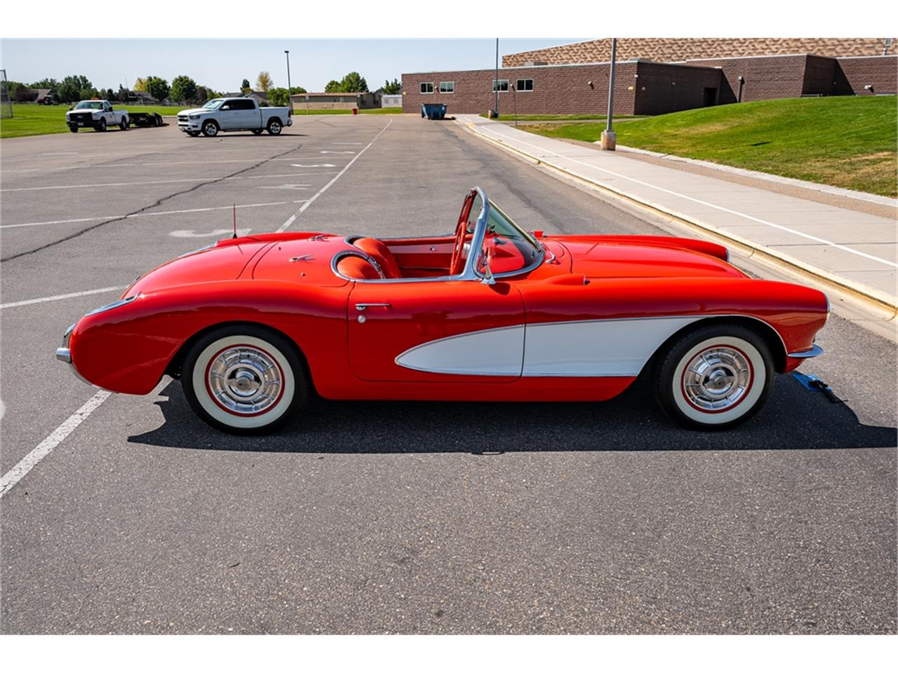 Chevrolet-Corvette-1957-Venetian-Red-Polo-White-Red-38