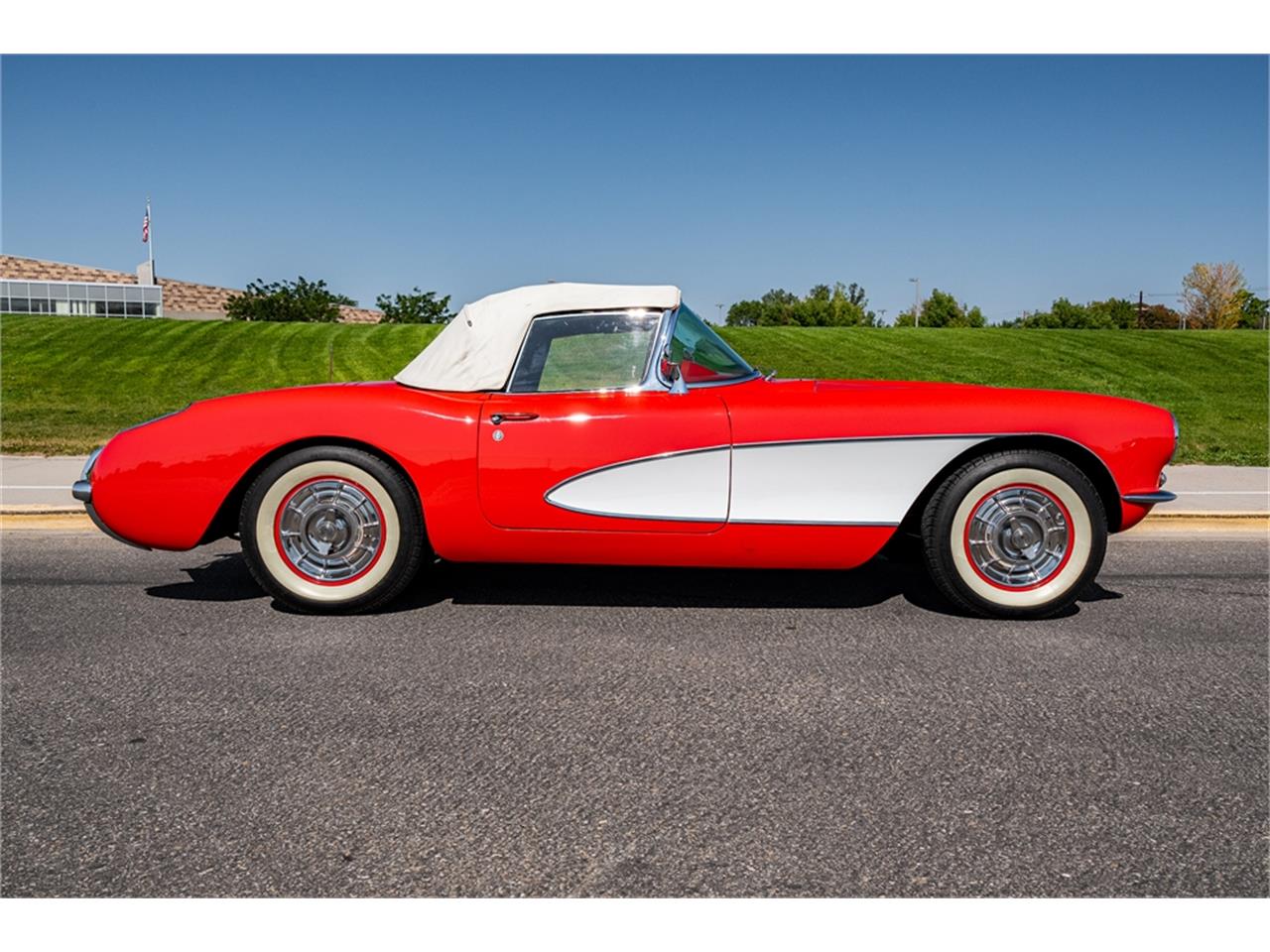 Chevrolet-Corvette-1957-Venetian-Red-Polo-White-Red-39