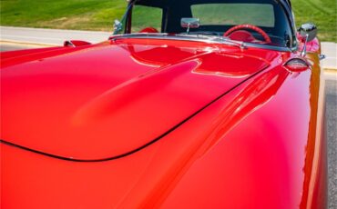 Chevrolet-Corvette-1957-Venetian-Red-Polo-White-Red-4