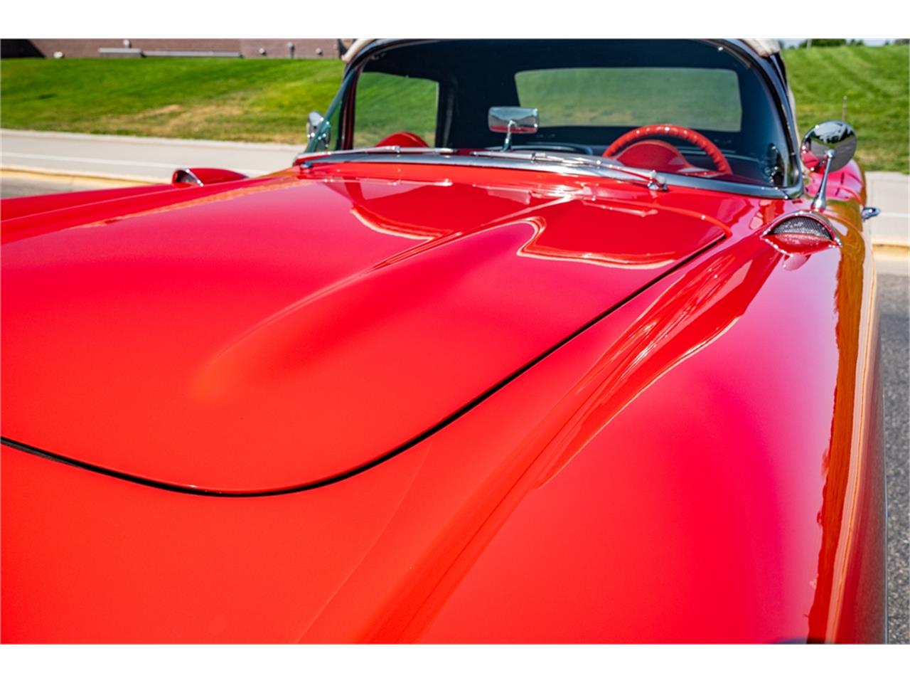 Chevrolet-Corvette-1957-Venetian-Red-Polo-White-Red-4