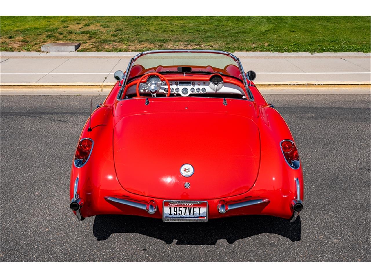 Chevrolet-Corvette-1957-Venetian-Red-Polo-White-Red-40